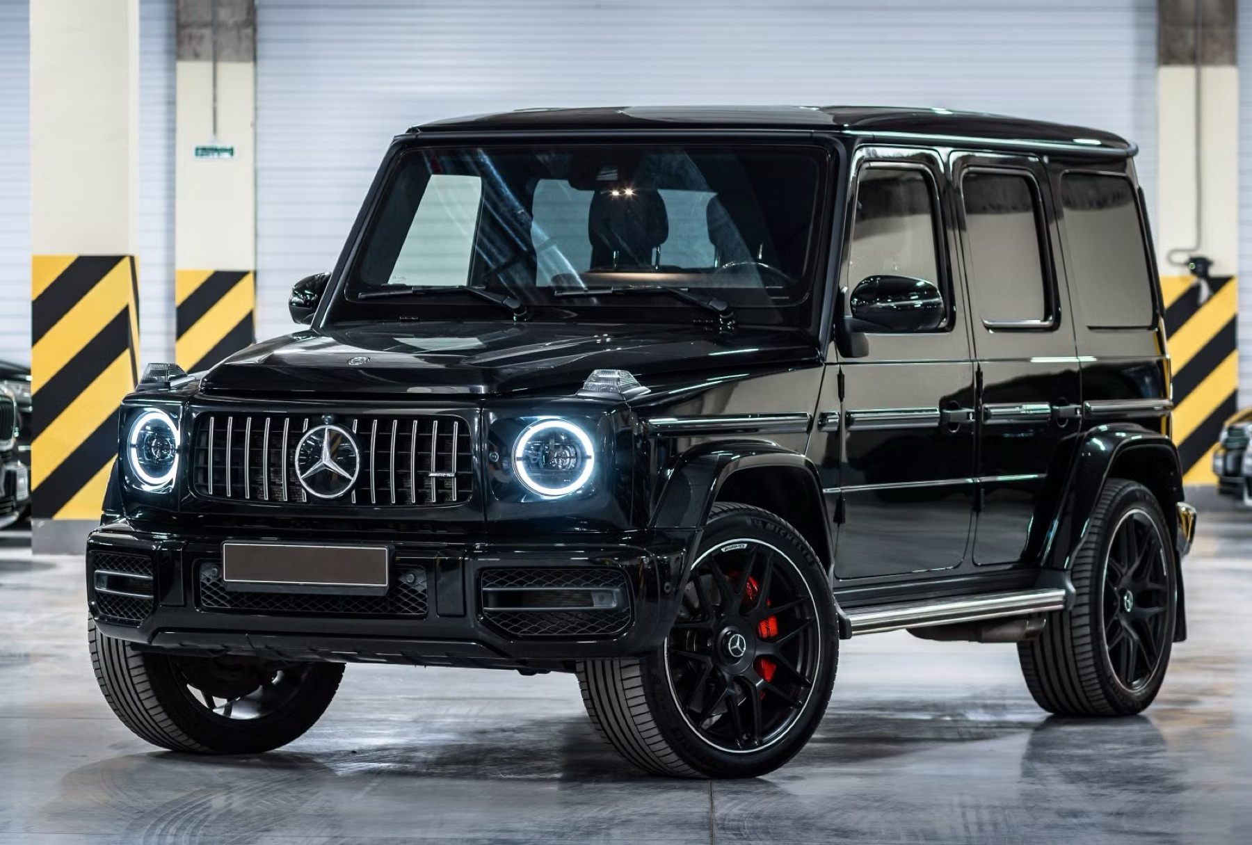 Black Mercedes-AMG G 63